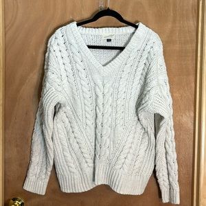 Universal Threads white chunky knit sweater size medium